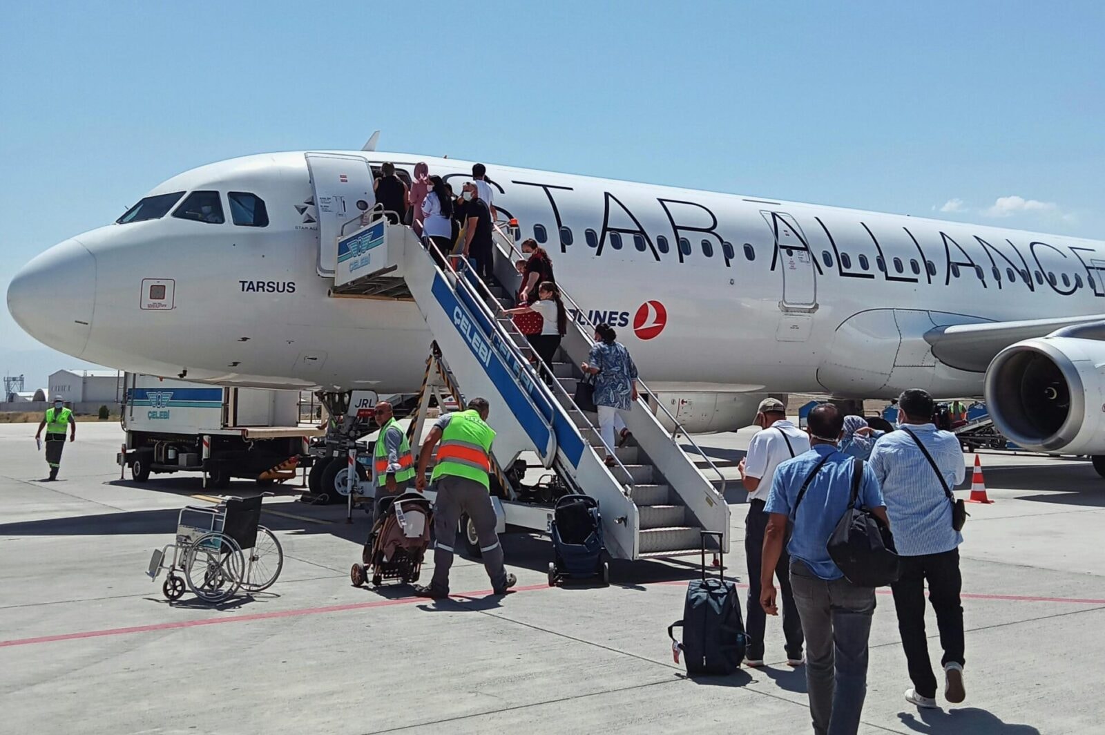 pasażerowie w drodze do samolotu