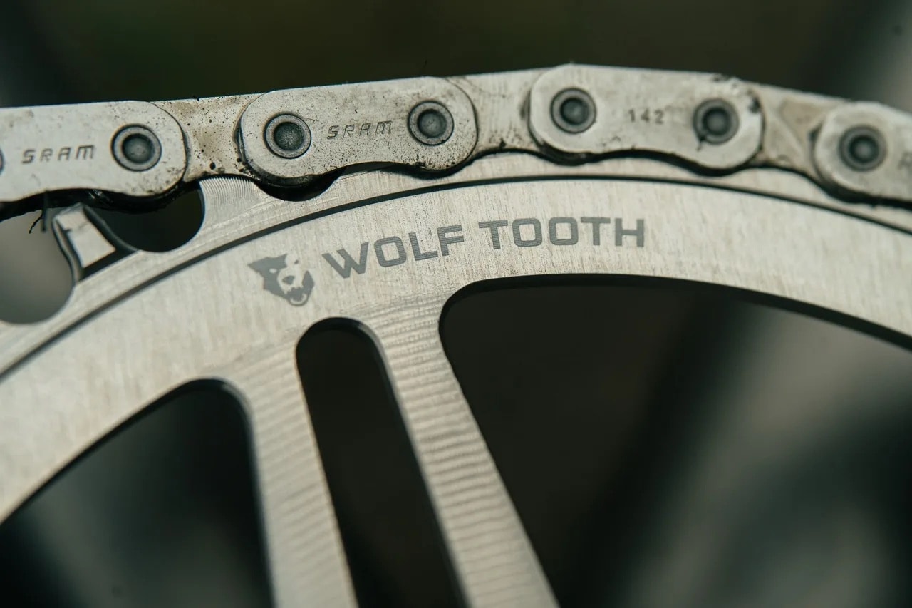 Wolf Tooth Components wprowadza zębatki Raw Silver. Premiera w dwóch etapach