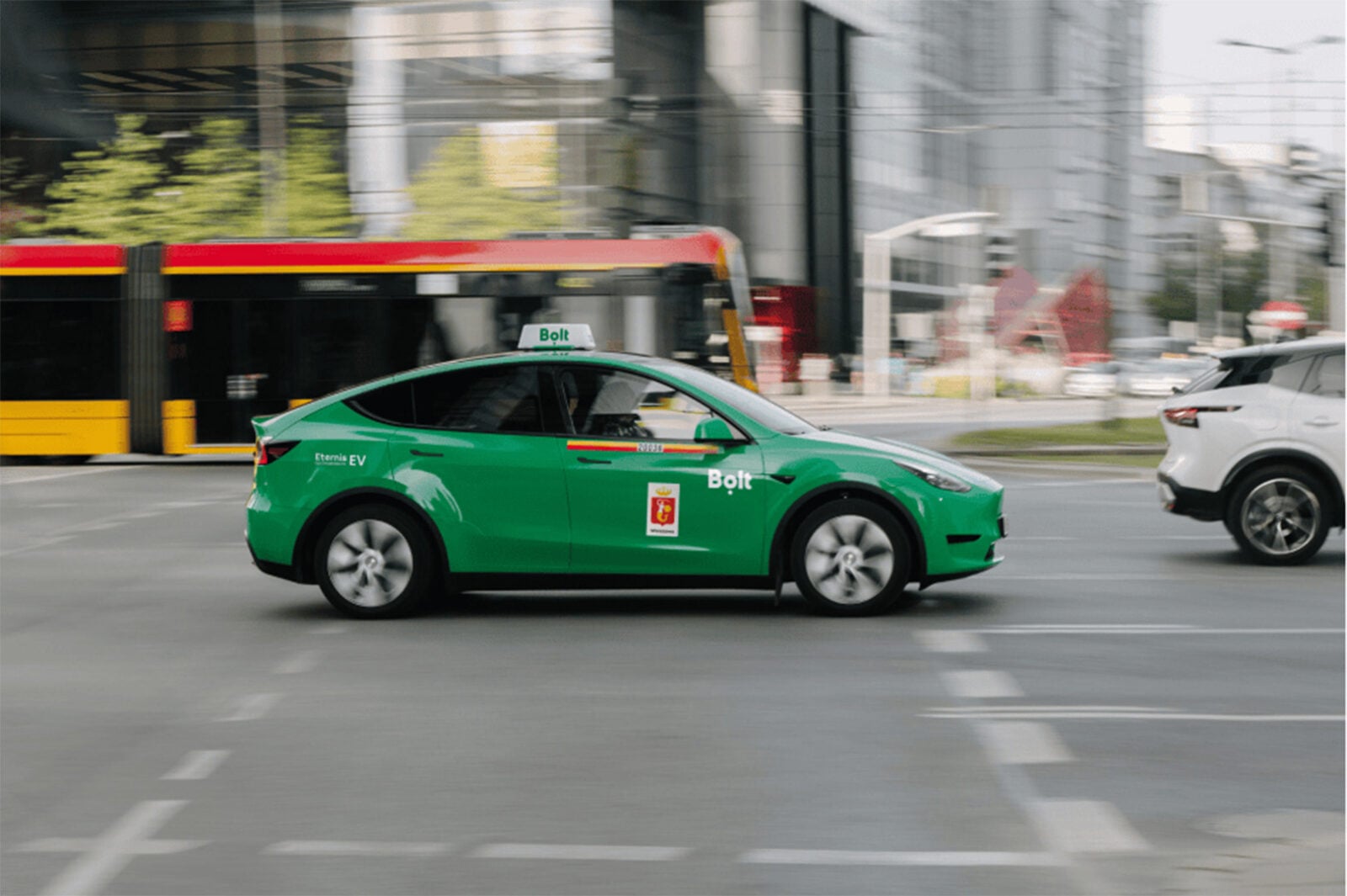 Tesla Bolt na ulicach Warszawy
