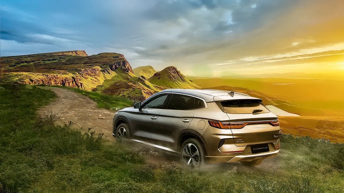 Potrójne uderzenie pioruna w elektryka BYD w Chinach. Niewiarygodne co stało się z kierowcą