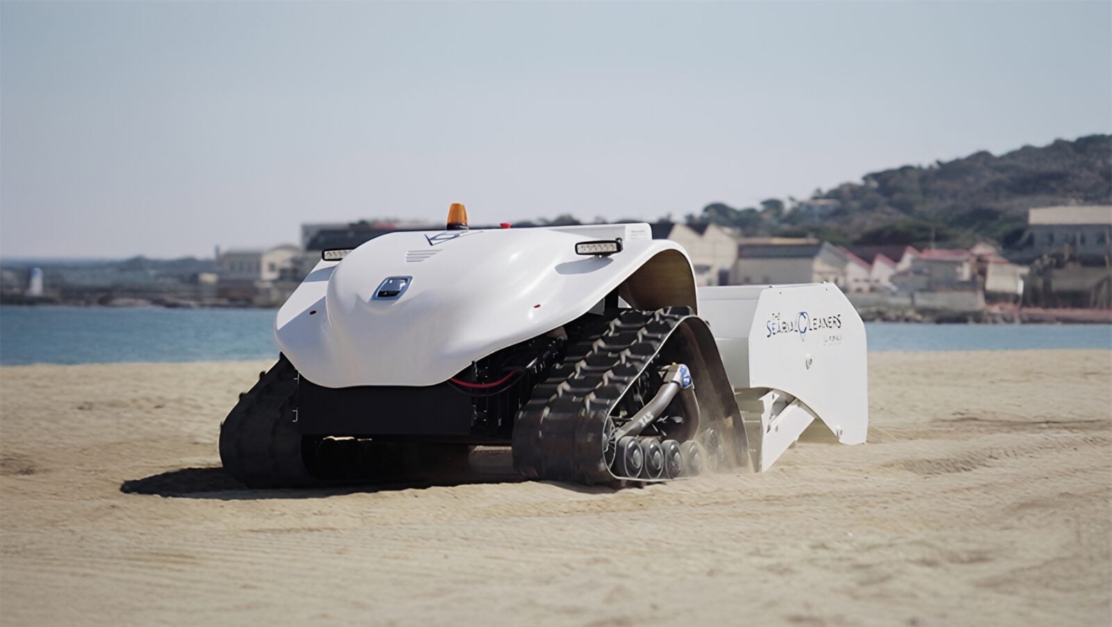 robot BeBot przeczesuje piasek na głębokość 10 cm