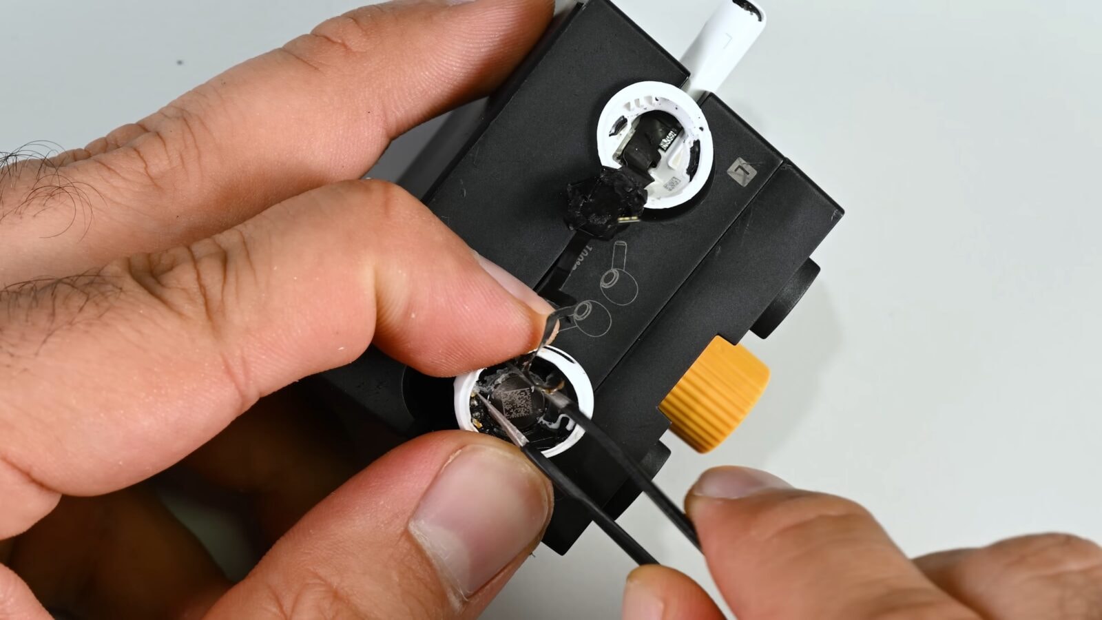 AirPods Pro 3 zmiażdżone w teście iFixit. Nowe słuchawki Apple’a są jednorazowe