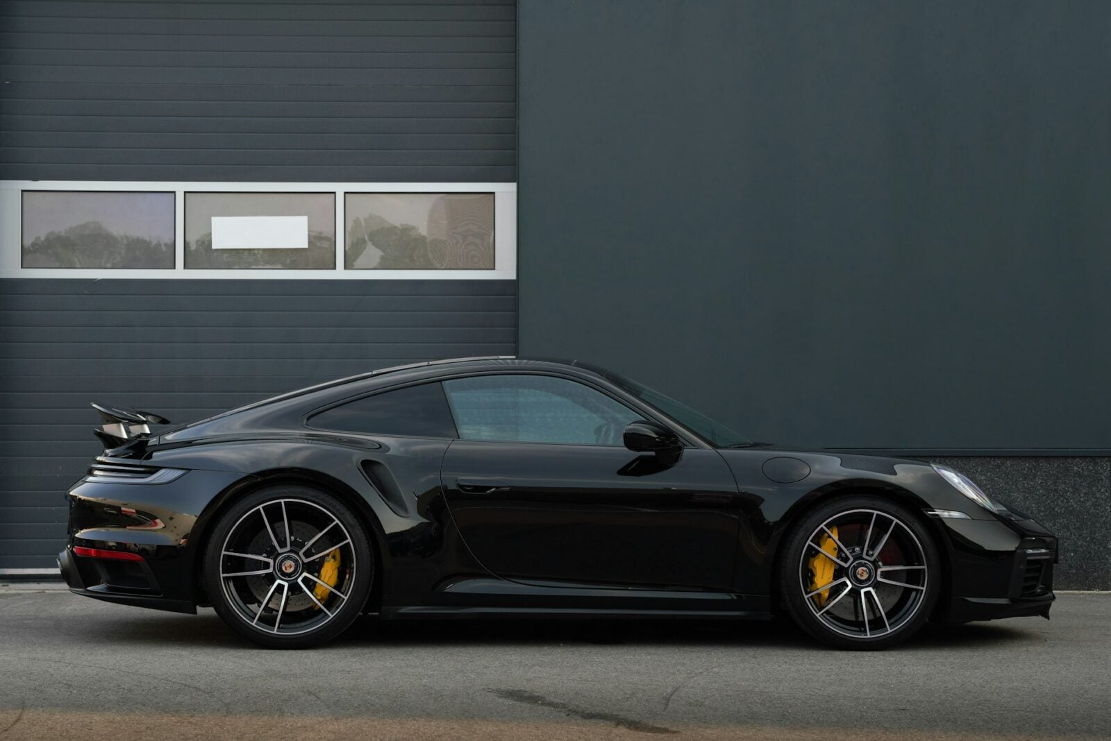 Taycan, który udaje spalinowe Porsche. Dlaczego marka się w to bawi?