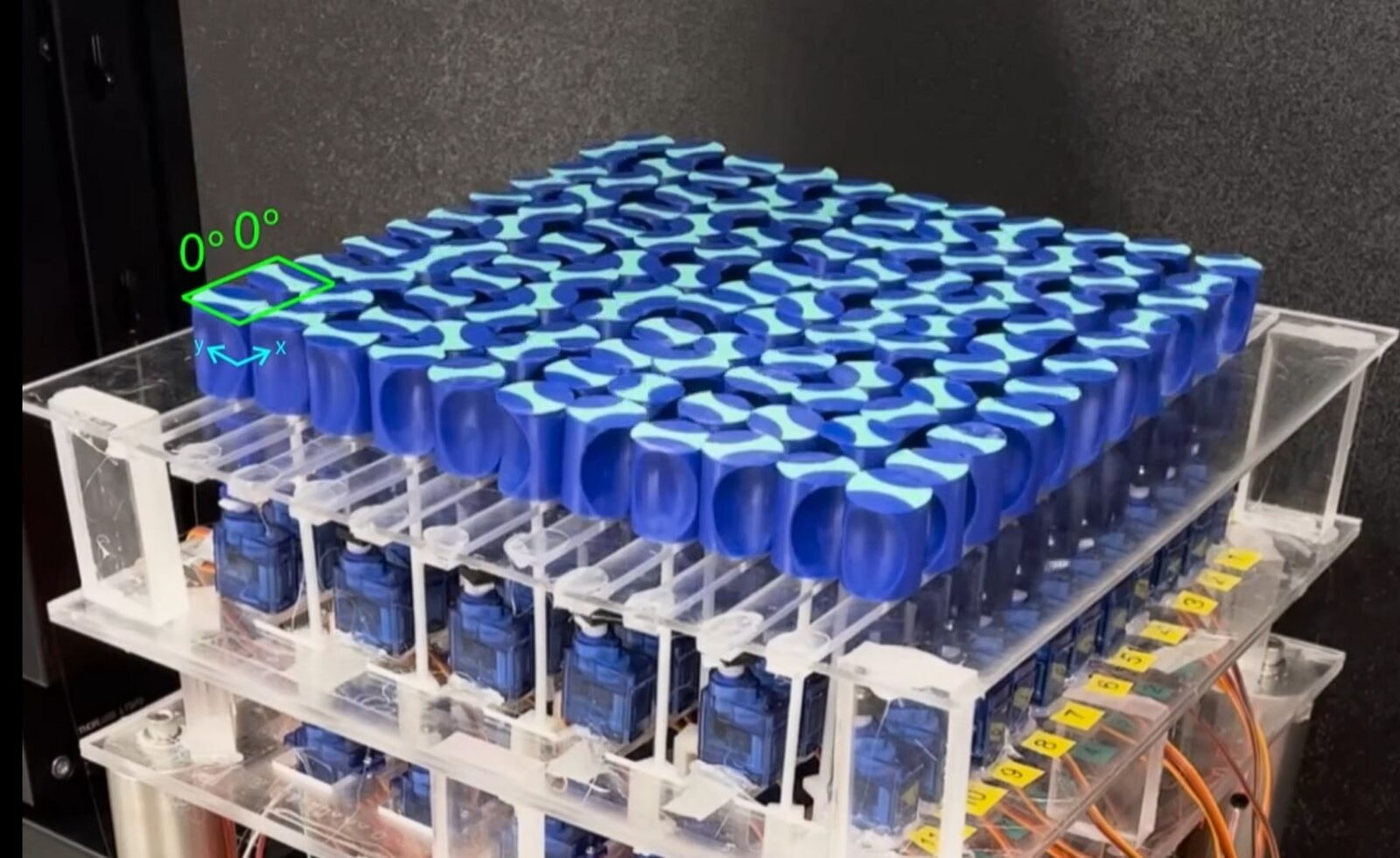 Metamateriał z obracającymi się filarami pokonuje fizykę dźwięku. Może przyjąć więcej konfiguracji niż jest atomów we wszechświecie