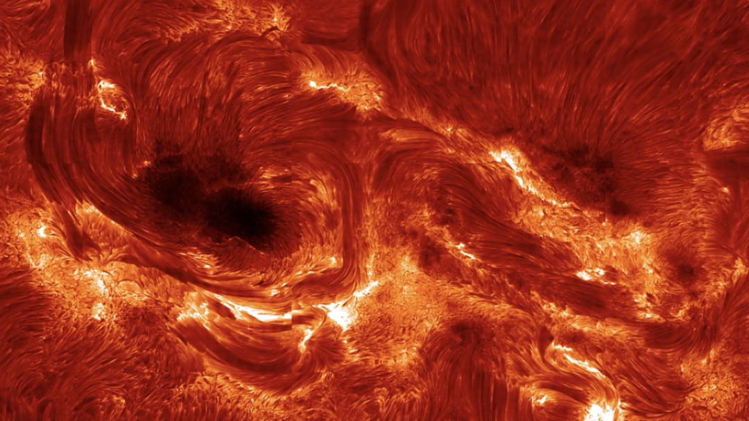 Potężne rozbłyski słoneczne w najwyższej jakości obrazu. Tak wygląda Słońce przed erupcją, która wywołała zorze polarne