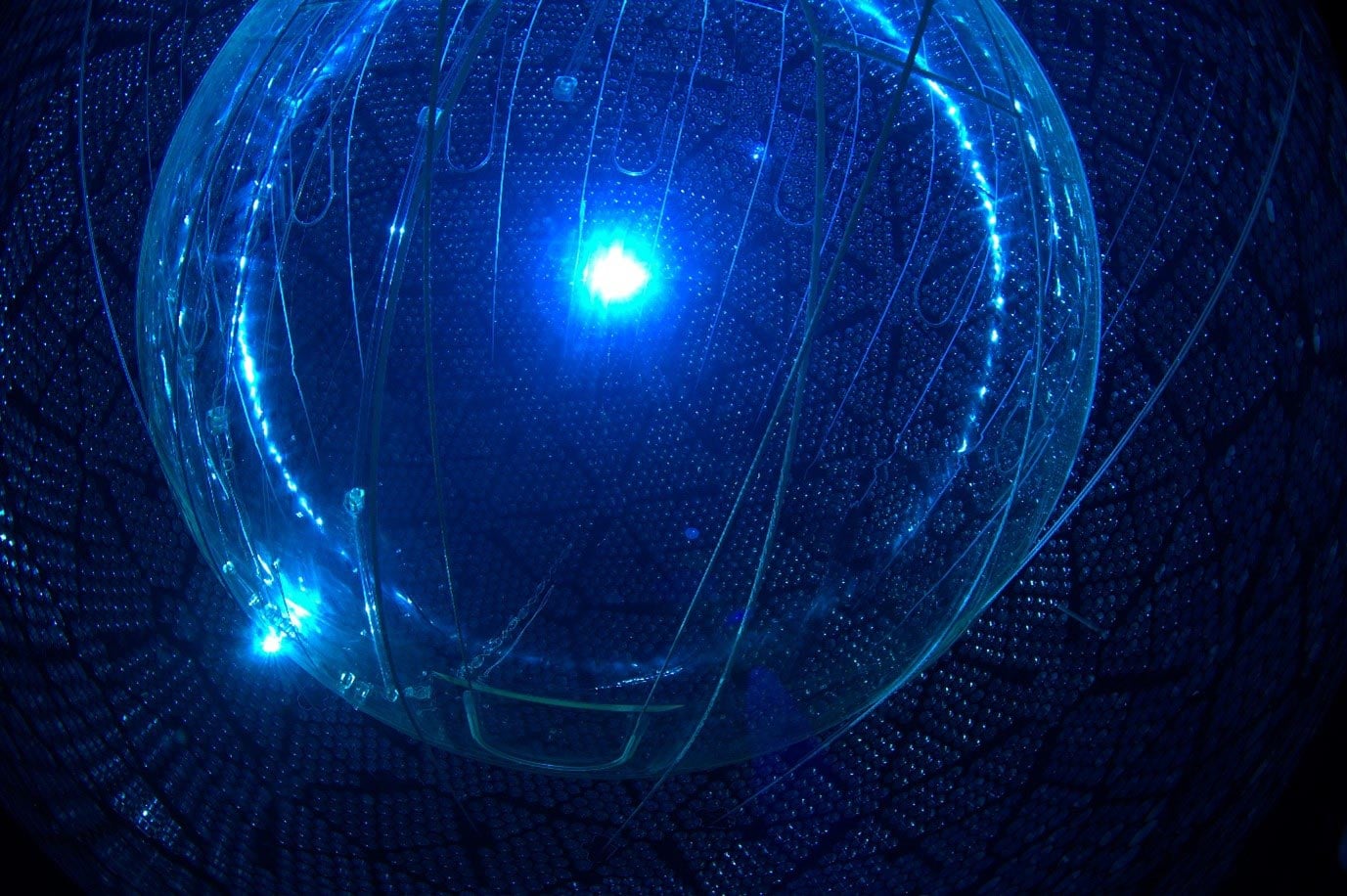 To neutrino nie powinno być aż tak potężne. Naukowcy właśnie znaleźli trop