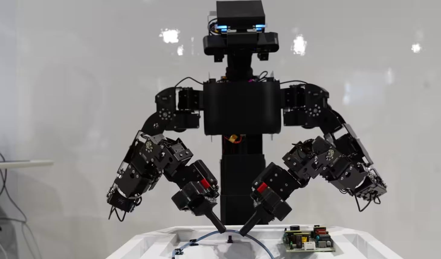 Hitachi wprowadza humanoidalne roboty z AI do fabryk. Japonia wkracza w nowy etap automatyzacji