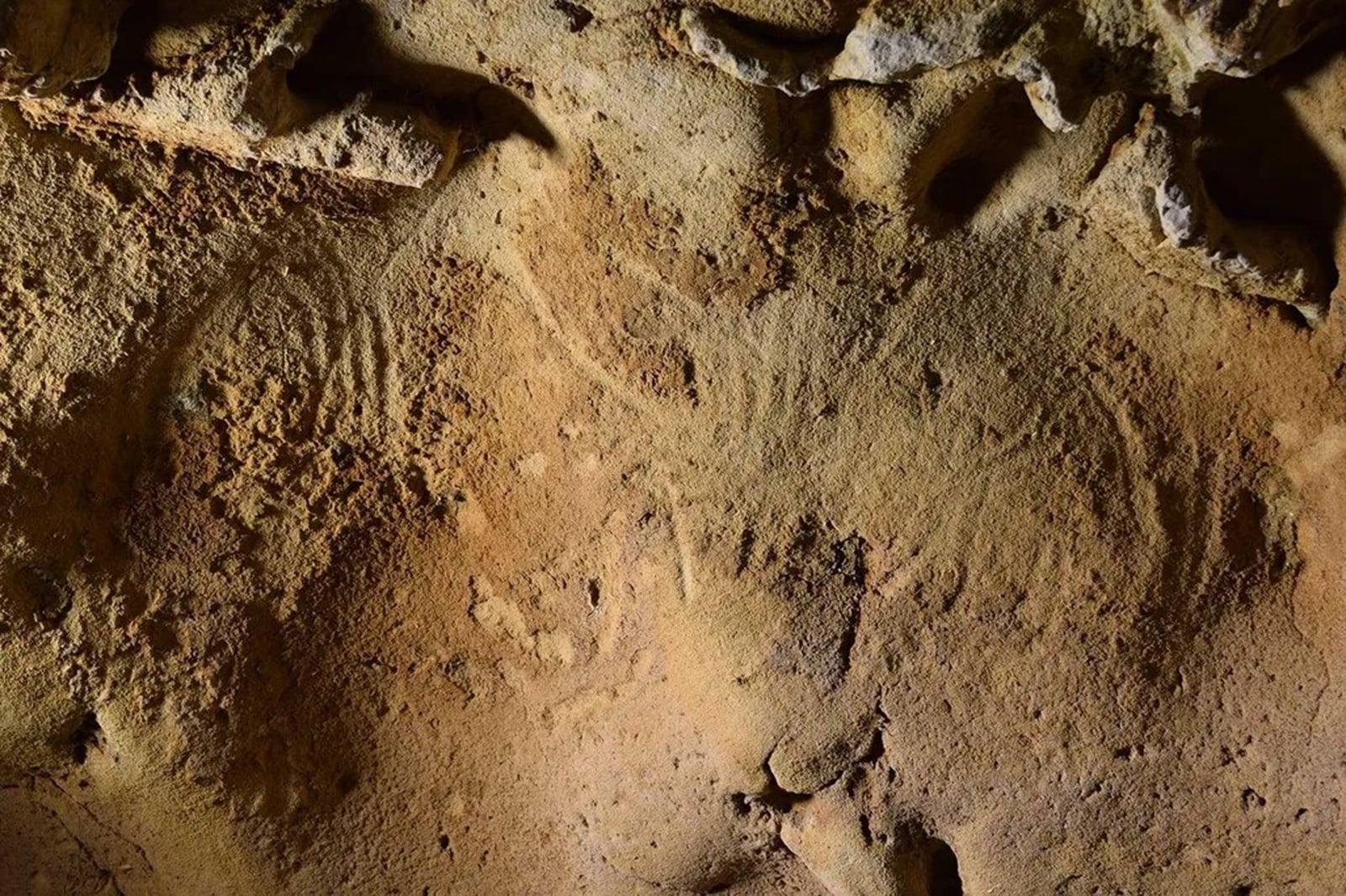 Neandertalczycy działali tam już 75 000 lat temu. Grawerunki z południa Europy rewidują historię
