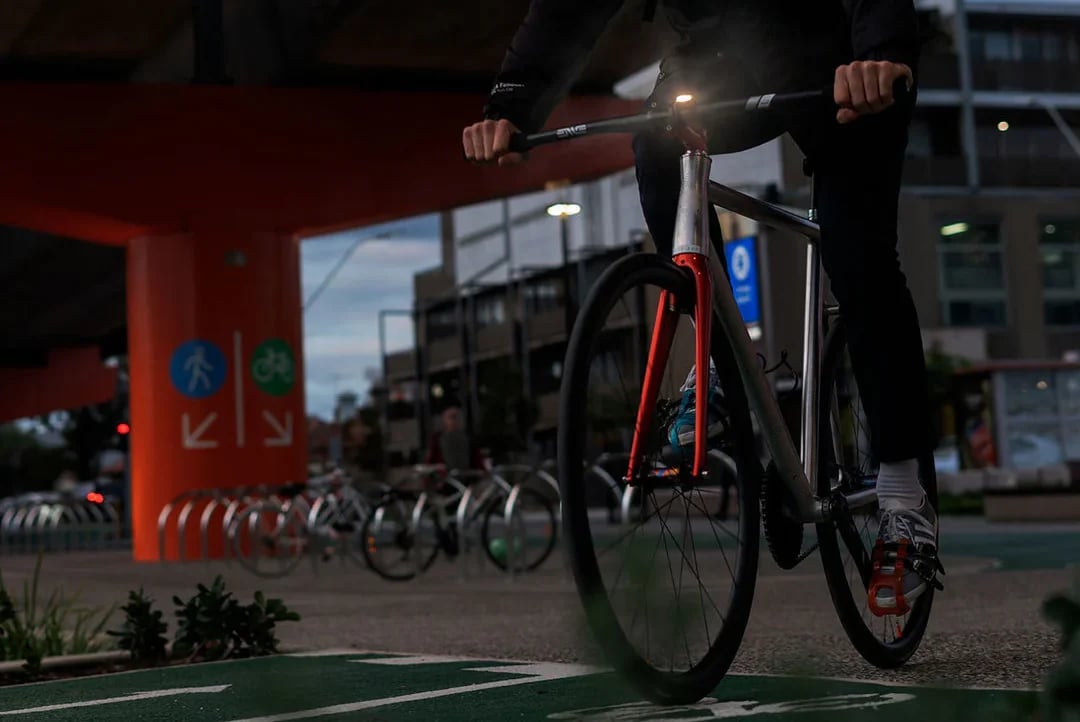 Jeśli Twoje lampki zawsze kończą sezon z luzem albo martwą baterią, ta prosta konstrukcja może Cię uratować