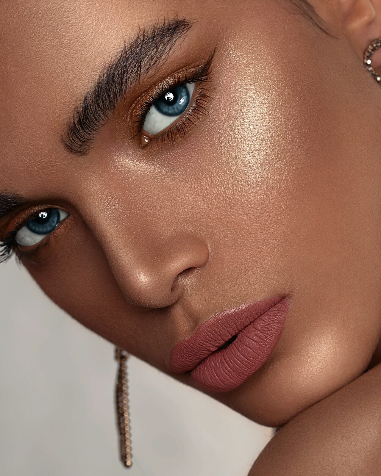 Makijaż – kiedyś idealny mat, dziś super glow. Jak zmieniały się trendy beauty?