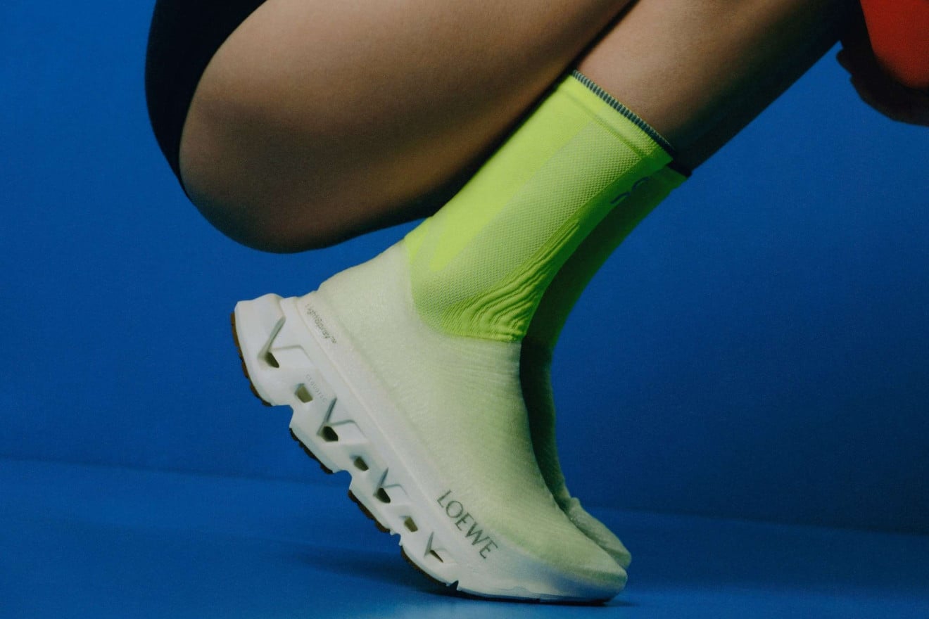 Białe, bez sznurówek i kosmicznie drogie. Te buty pokazują, dokąd skręca moda sportowa