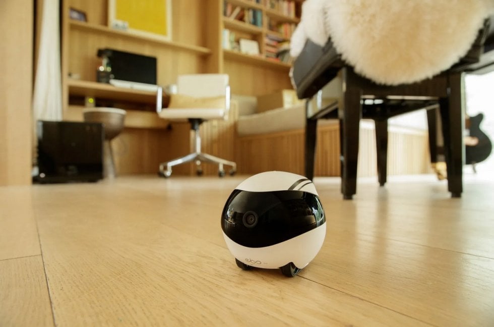 Mały robot do pilnowania kota i rozmów z domem. Enabot EBO Mini wygląda uroczo, ale czy będziemy go używać?