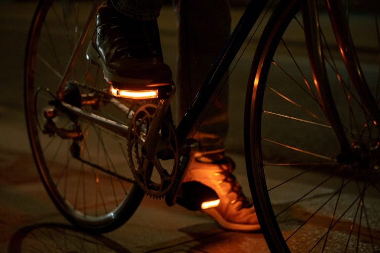 Nie potrzebuję roweru świecącego jak choinka. Takie dyskretne wsparcie widoczności już tak