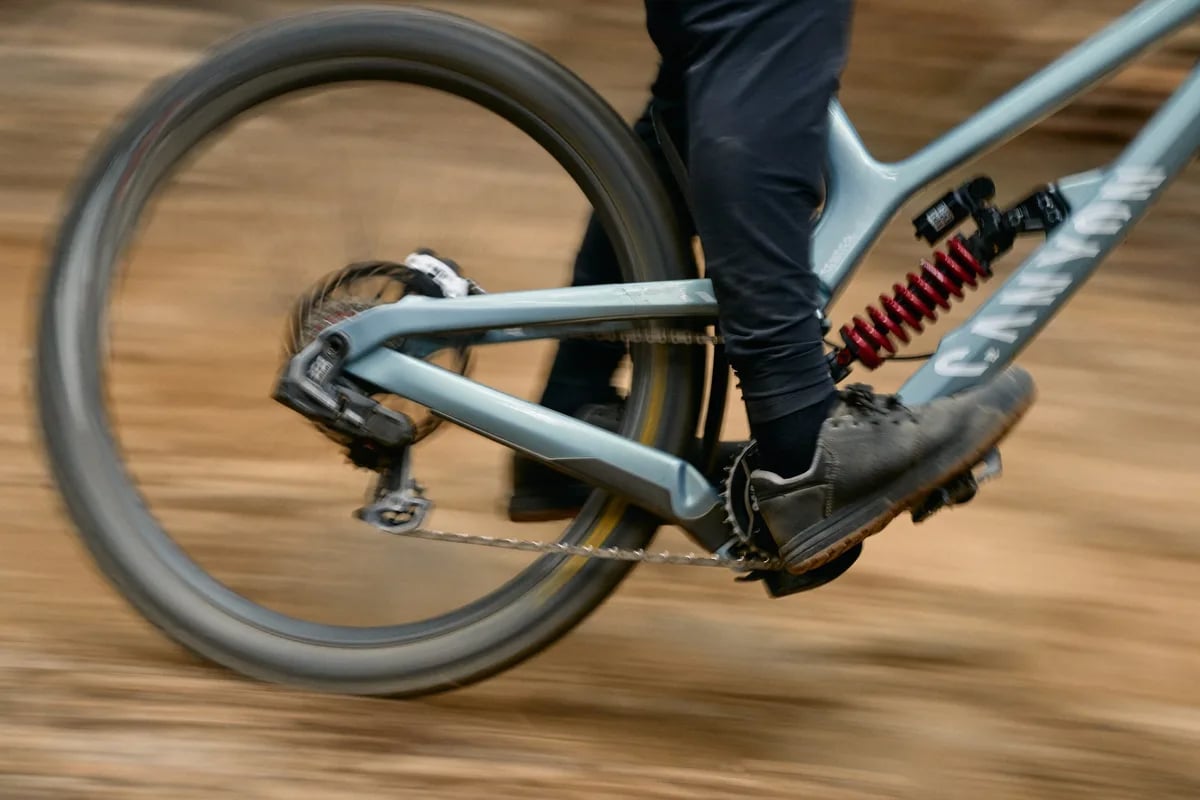 Mały element przy korbie, który ma uciszyć rower. Przyznam, że taka technika w MTB mnie przekonuje