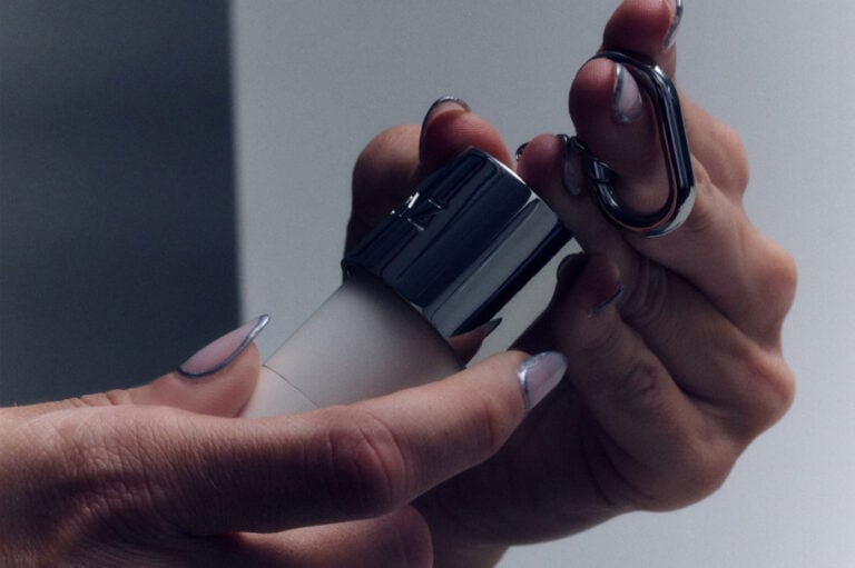 Koniec perfumeryjnej chmury? Nowe zapachy wolą trzymać się blisko skóry