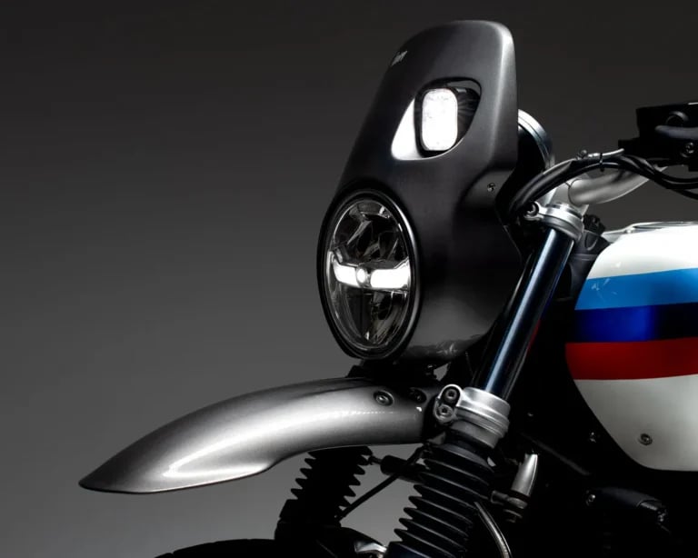 Ten motocykl inspirowany Dakarem przypomina, że przygoda nie musi mieć kufrów wielkości lodówki