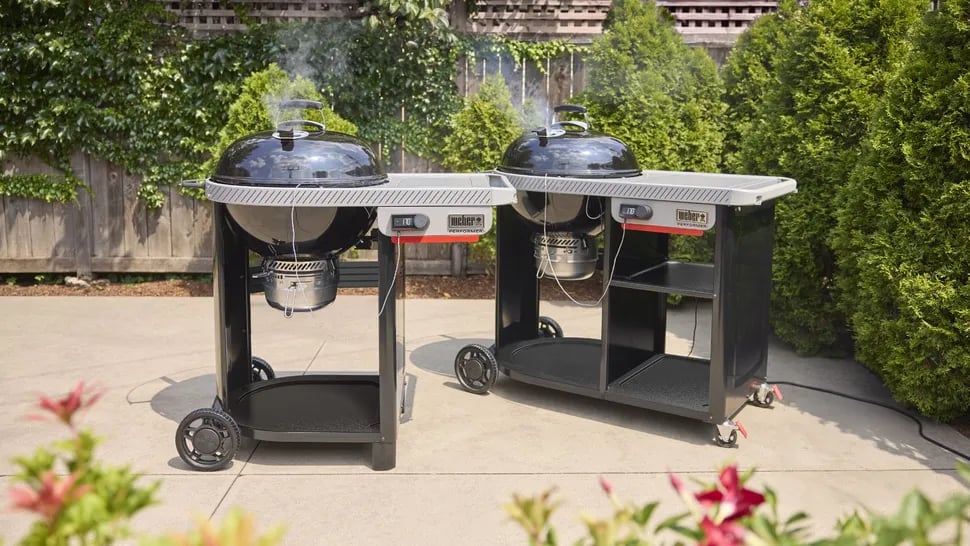 Grill węglowy dostał Wi-Fi. I wcale nie chodzi o to, by smażyć karkówkę z kanapy