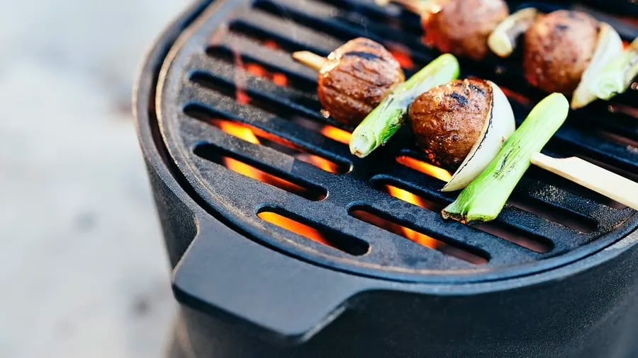 Nie każdy potrzebuje grilla jak mebla ogrodowego. IKEA ma coś na mniejsze tarasy i działki