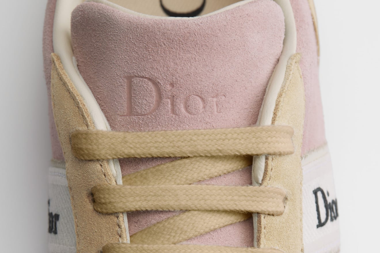 Dior odpiął wstążkę od szpilek i przypiął ją do sneakersów. Szkoda tylko, że tyle kosztują