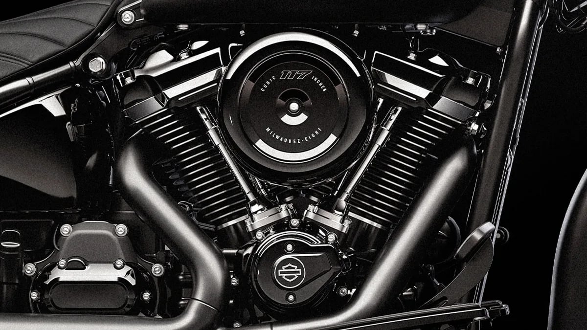 Prawie 2 litry pojemności, jedno siedzenie i dużo czerni. Harley-Davidson nie zna półśrodków