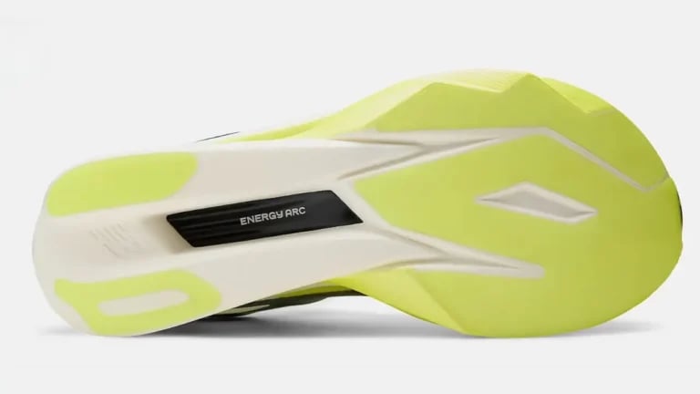 New Balance łączy wygodę treningówki z napędem supershoe. Cena również jest z wyższej półki