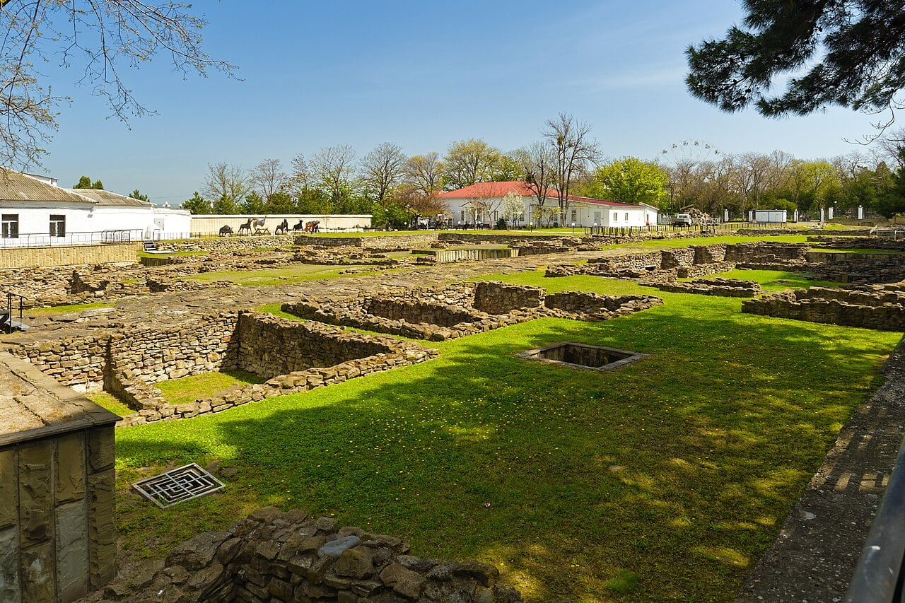 Rosjanie znaleźli pierścień z wizerunkiem egipskiej królowej. Skąd wziął się tam starożytny artefakt?