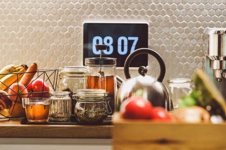 Ostatni kęs o 18:00 i stop podjadaniu? Twoje szare komórki pokochają 8-godzinne okno żywieniowe