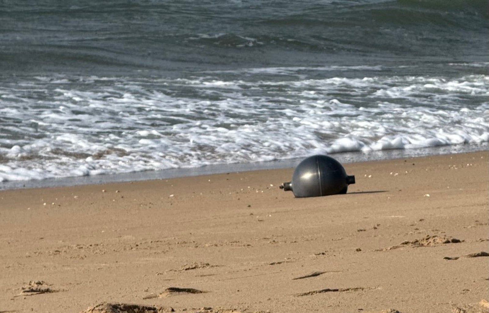 Zagadkowe metalowe kule doprowadziły do zamknięcia australijskiej plaży. Spadły na nią z kosmosu