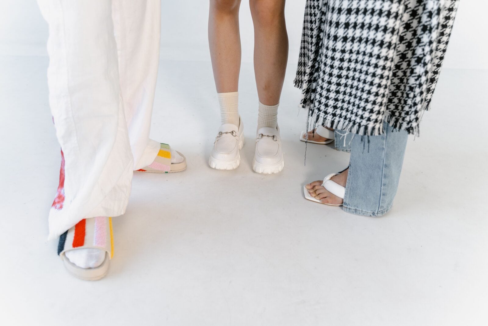 Kiedyś moda trwała lata, dziś ledwie tydzień. Co się stało z naszym stylem