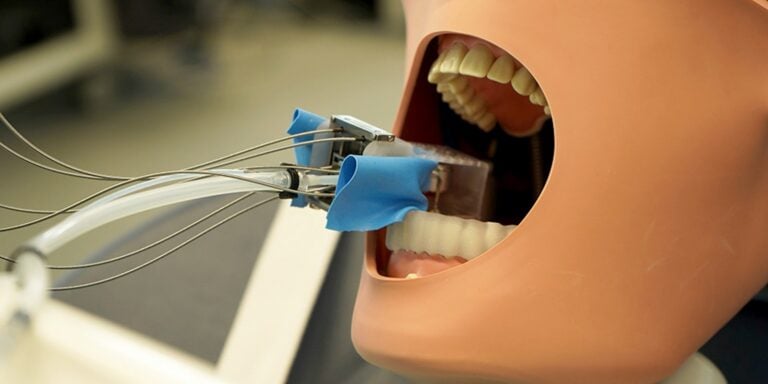 Robot-dentysta mieści się w ustach. Skróci leczenie stomatologiczne do jednej wizyty