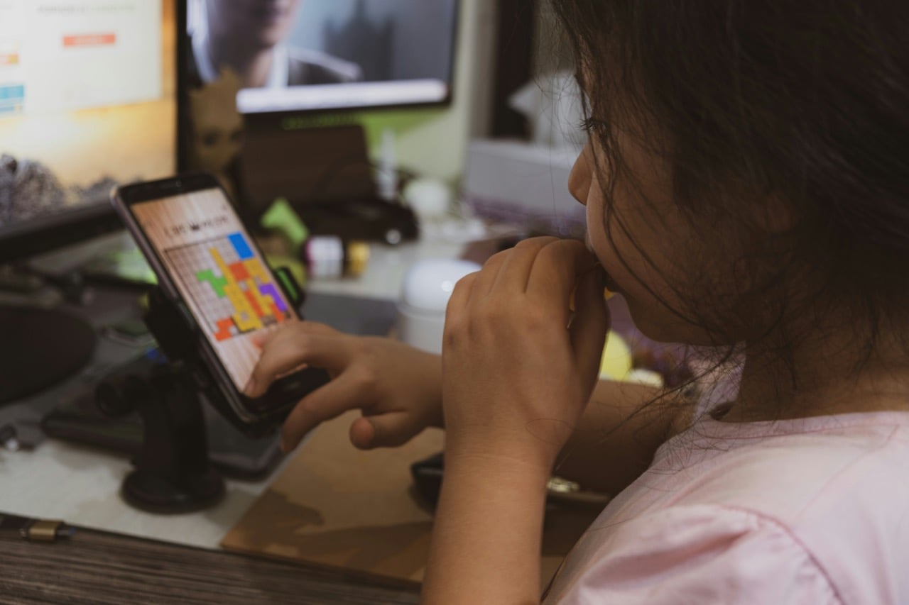 To coś specjalnego dla rodziców. Smartfon bez gier, ale z przyjaznym AI
