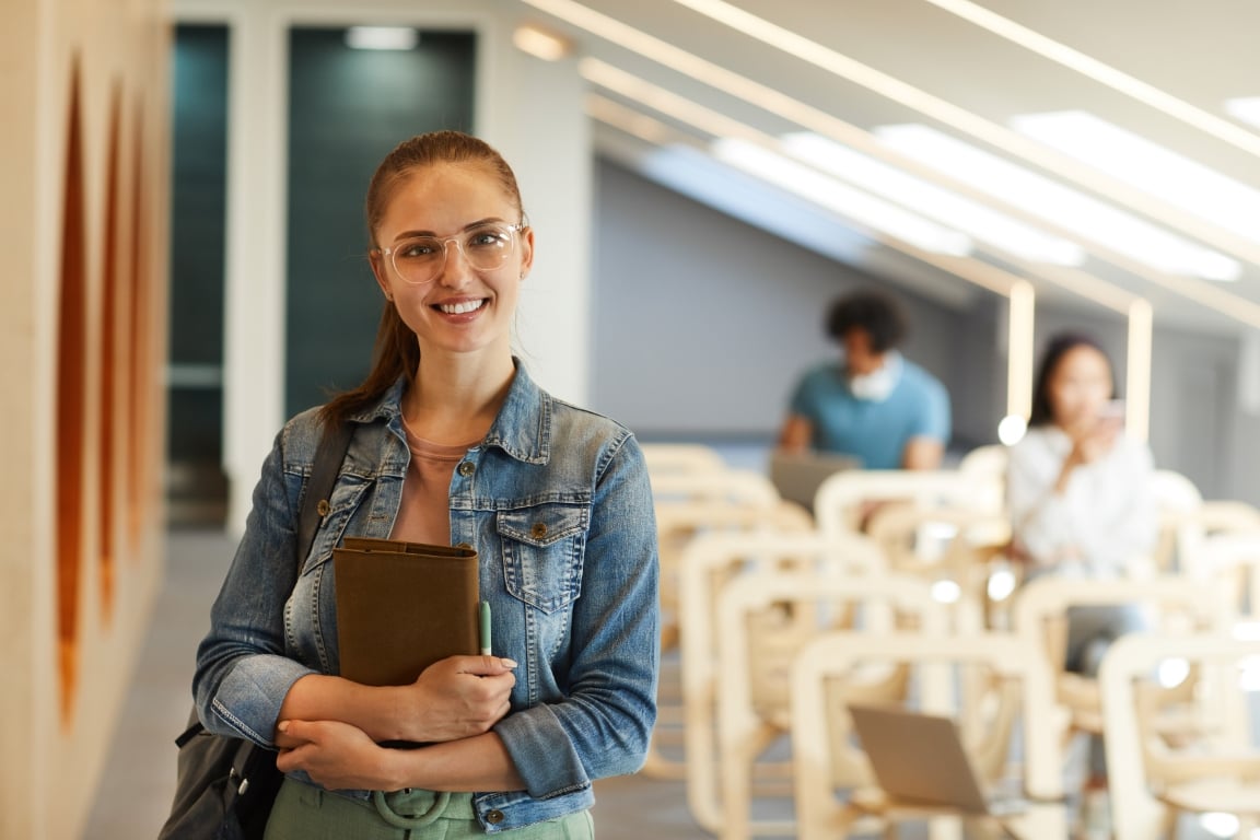 Światowa wiedza na wyciągnięcie ręki. Poznaj kadrę WSKZ i zobacz, jak uczelnia umożliwia studentom dostęp do międzynarodowego doświadczenia ekspertów