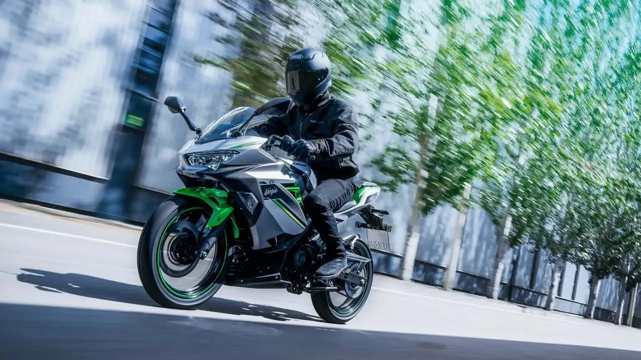 Kawasaki nie odpuszcza elektrycznej Ninji. Choć jej parametry nadal wymagają kompromisów