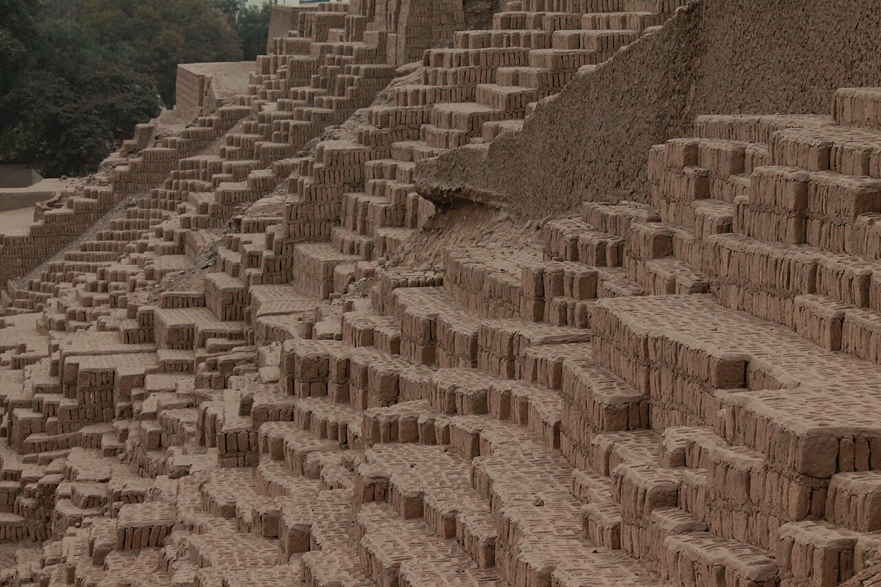 Tajemniczy szkielet u stóp piramidy. Archeolodzy odnaleźli w Peru szczątki sprzed wieków