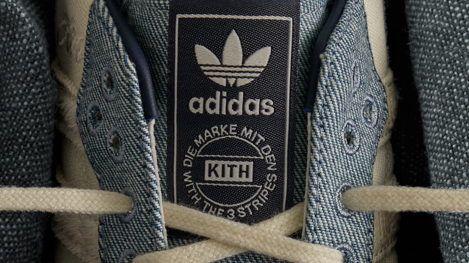 Adidas Samba dostała denim i włochate paski. Dziwnie? Na zdjęciach wygląda świetnie