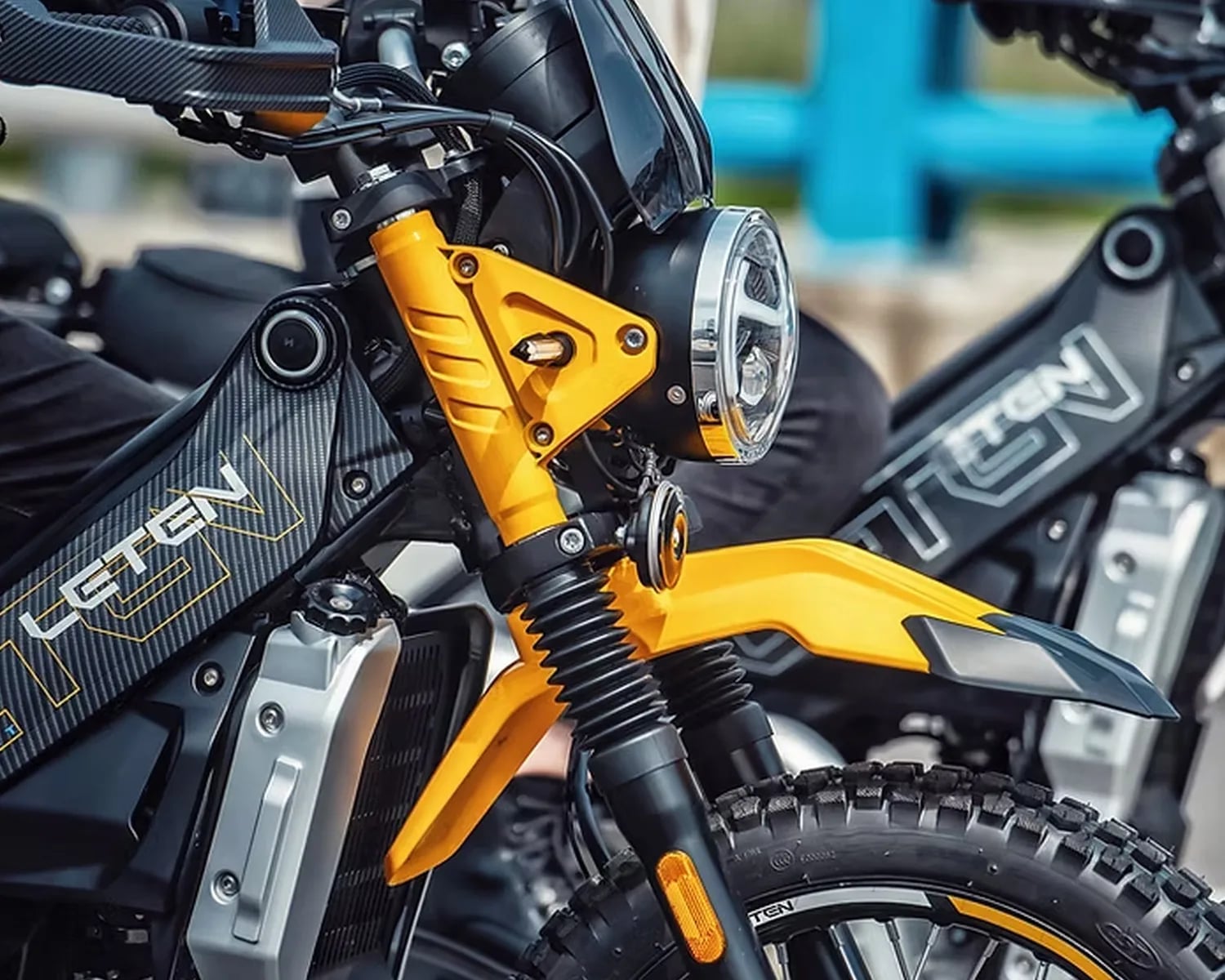 Wygląda jak motocykl z gry survivalowej. Ten chiński model może namieszać w Europie