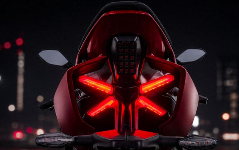 Ten sportbike przeszedł operację plastyczną. Teraz przypomina włoską maszynę marzeń