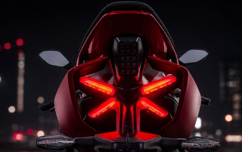 Ten sportbike przeszedł operację plastyczną. Teraz przypomina włoską maszynę marzeń