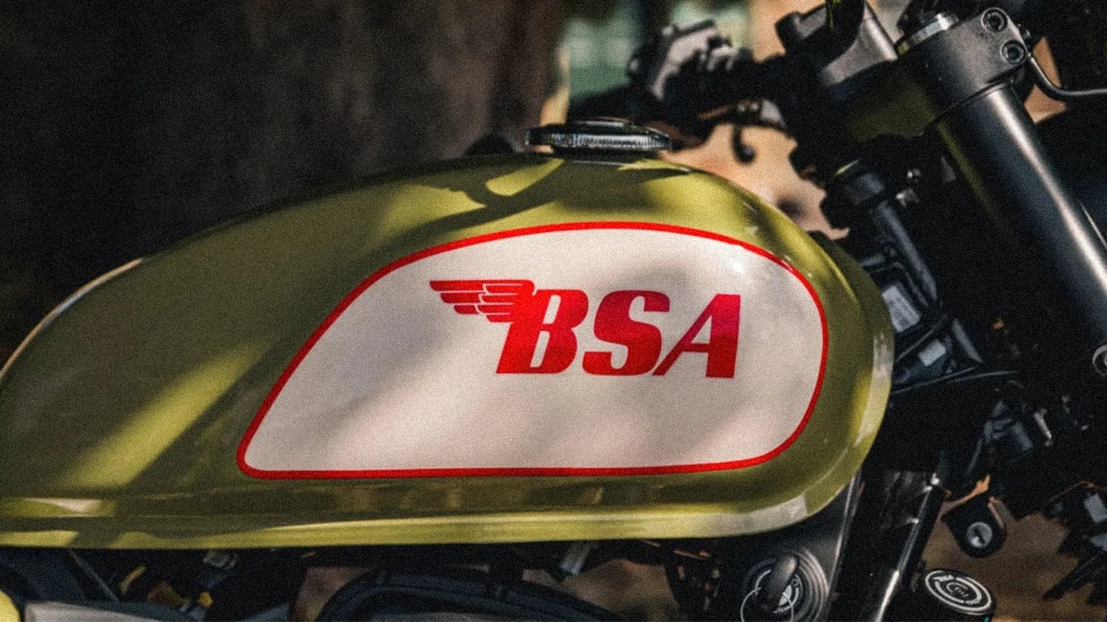 Ten motocykl wygląda, jakby zgubił się w czasie i to najbardziej mi się w nim podoba