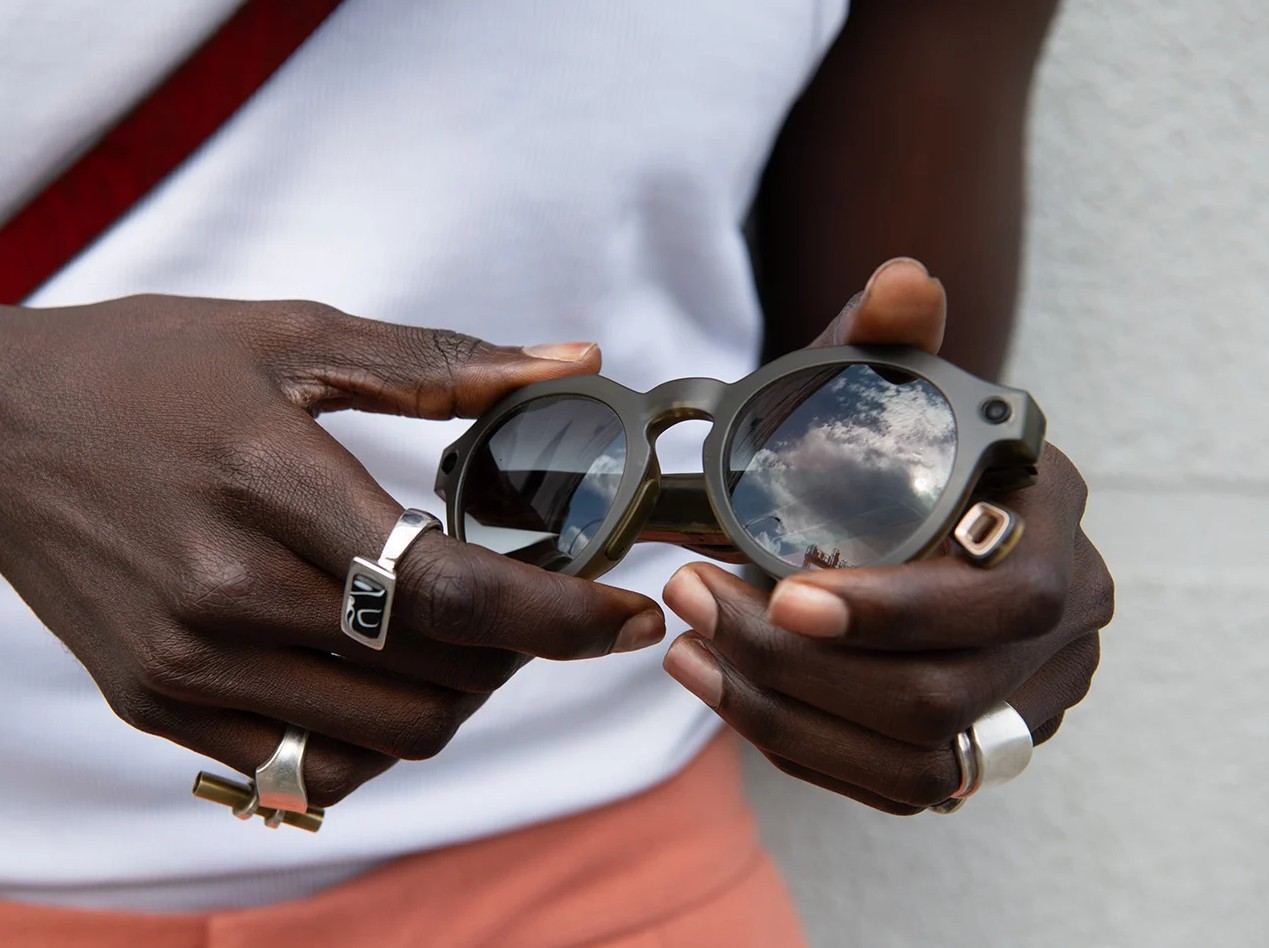 Inteligentne okulary też mogą być eleganckie. Ten model łączy styl z najnowszą technologią