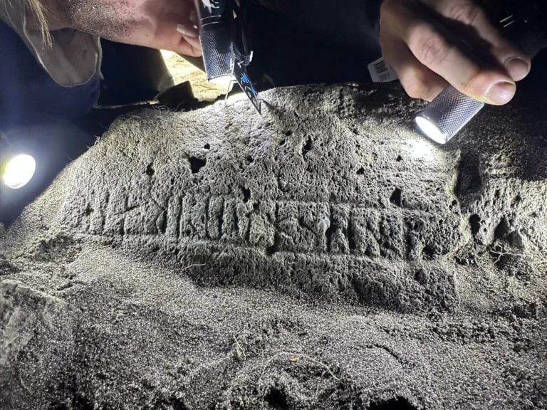 Pod średniowieczną kaplicą archeolodzy znaleźli kamień pokryty tajemnymi runami. Niebywała historia z Wysp Owczych