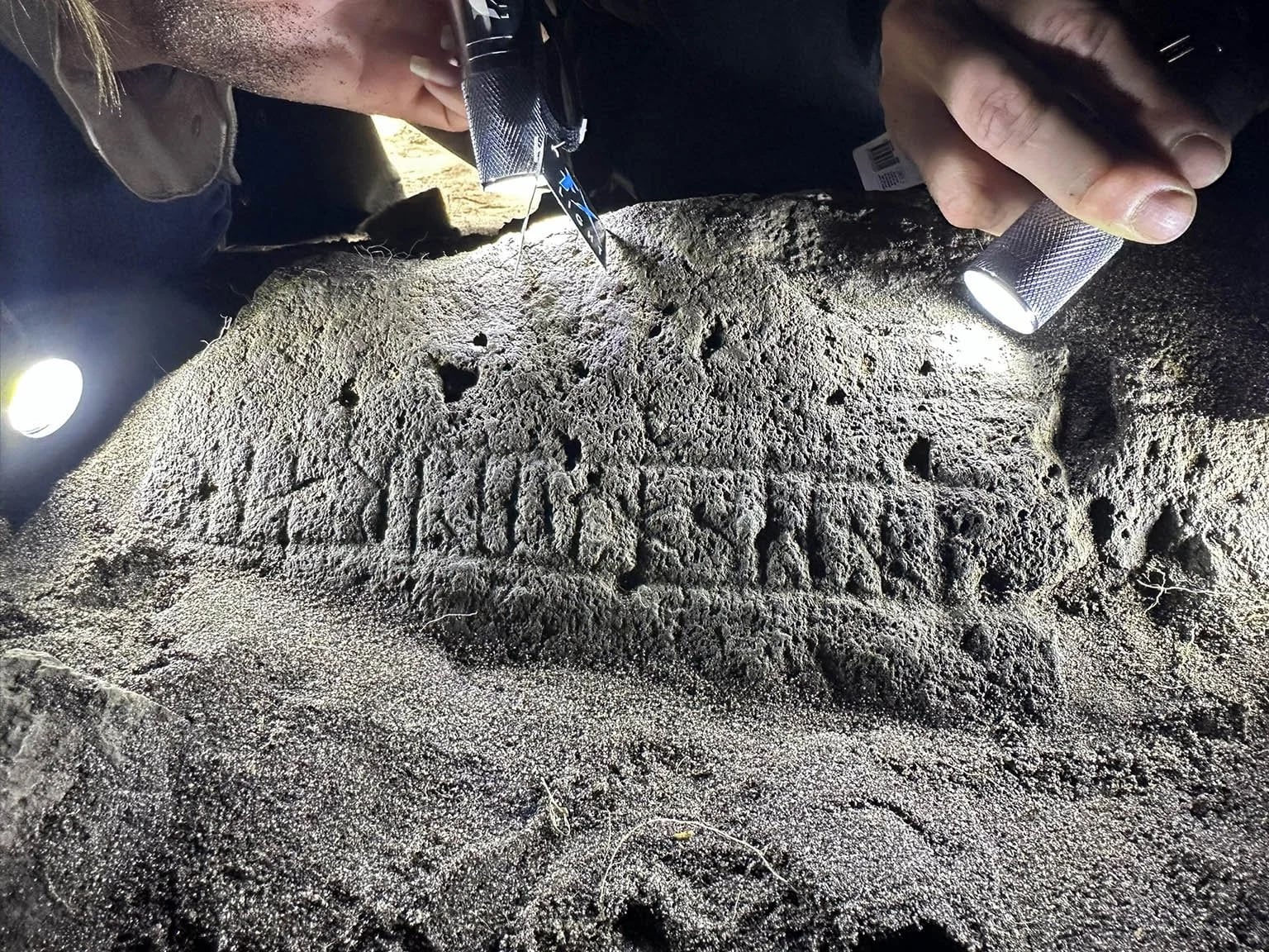 Pod średniowieczną kaplicą archeolodzy znaleźli kamień pokryty tajemnymi runami. Niebywała historia z Wysp Owczych