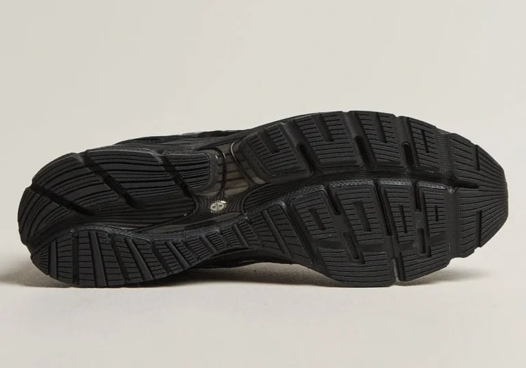 Czerń, srebro i klimat Y2K. Myślałam, że czarne sneakersy nie mogą mnie już zaskoczyć