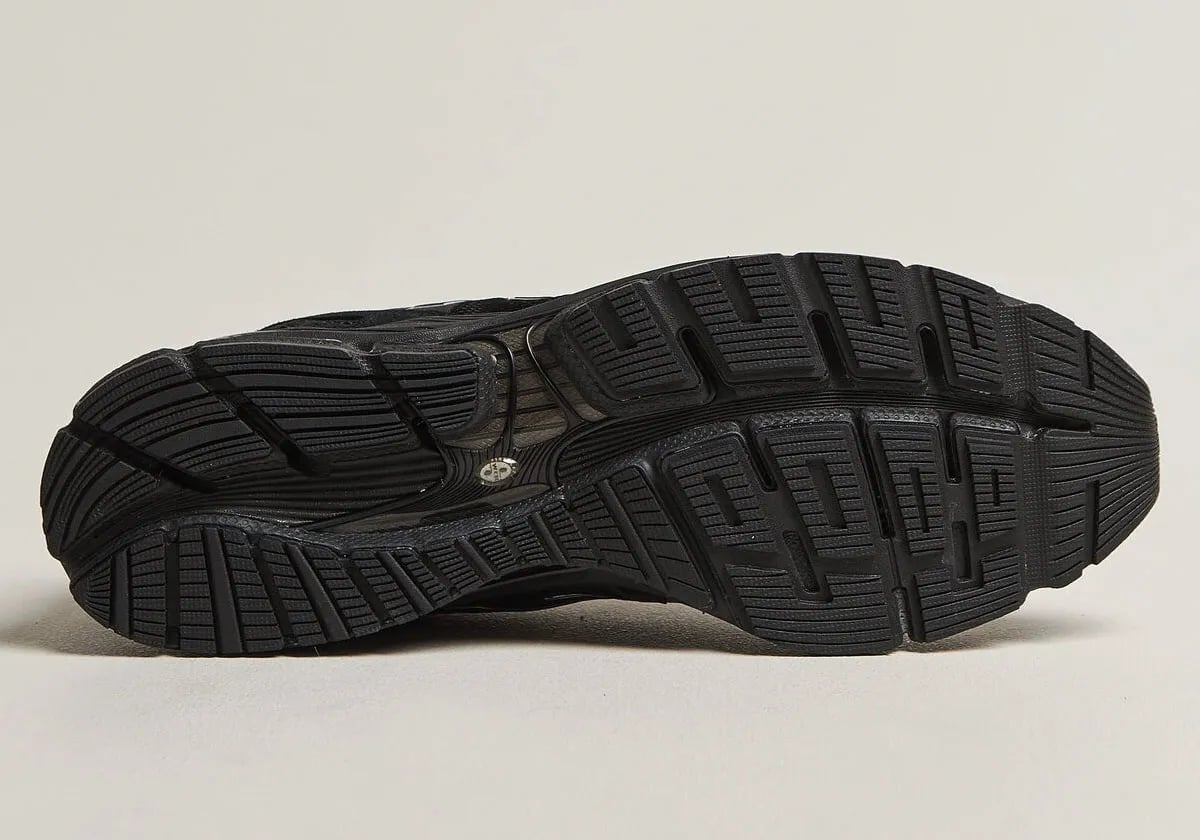 Czerń, srebro i klimat Y2K. Myślałam, że czarne sneakersy nie mogą mnie już zaskoczyć