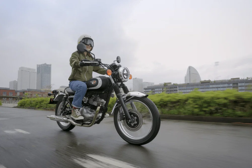 Nowy rocznik, ta sama mechanika. Kawasaki uparcie broni prostego motocykla