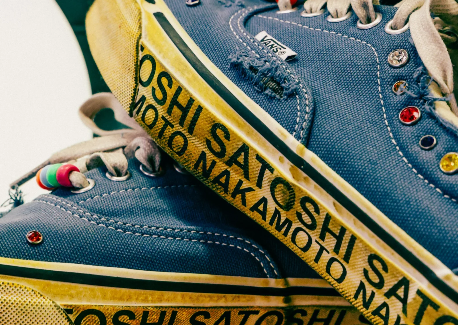 Perły, postrzępiony materiał i brudna podeszwa. Vans znalazł przepis na sneakersowy luksus