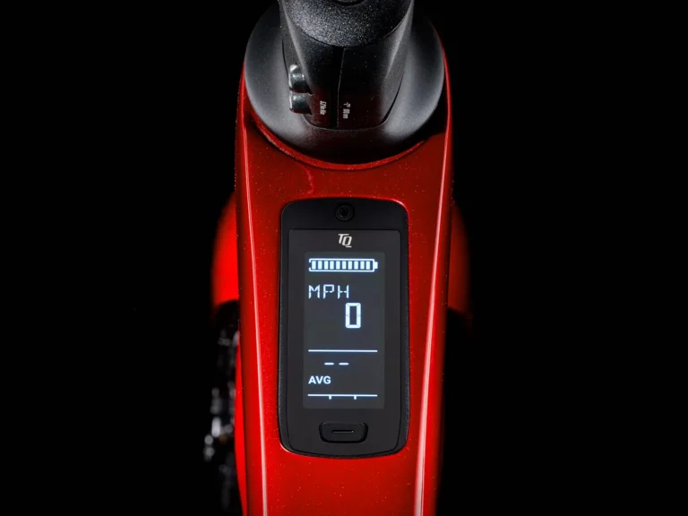 Trek zmieścił 185 km zasięgu w lekkiej szosie i zaciera granicę między rowerem a e-bike’em