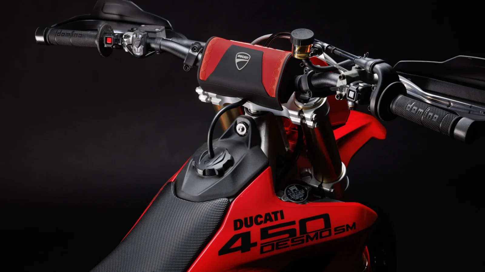 Ducati Desmo450 SM wygląda jak przepis na kłopoty. Właśnie taki miał być
