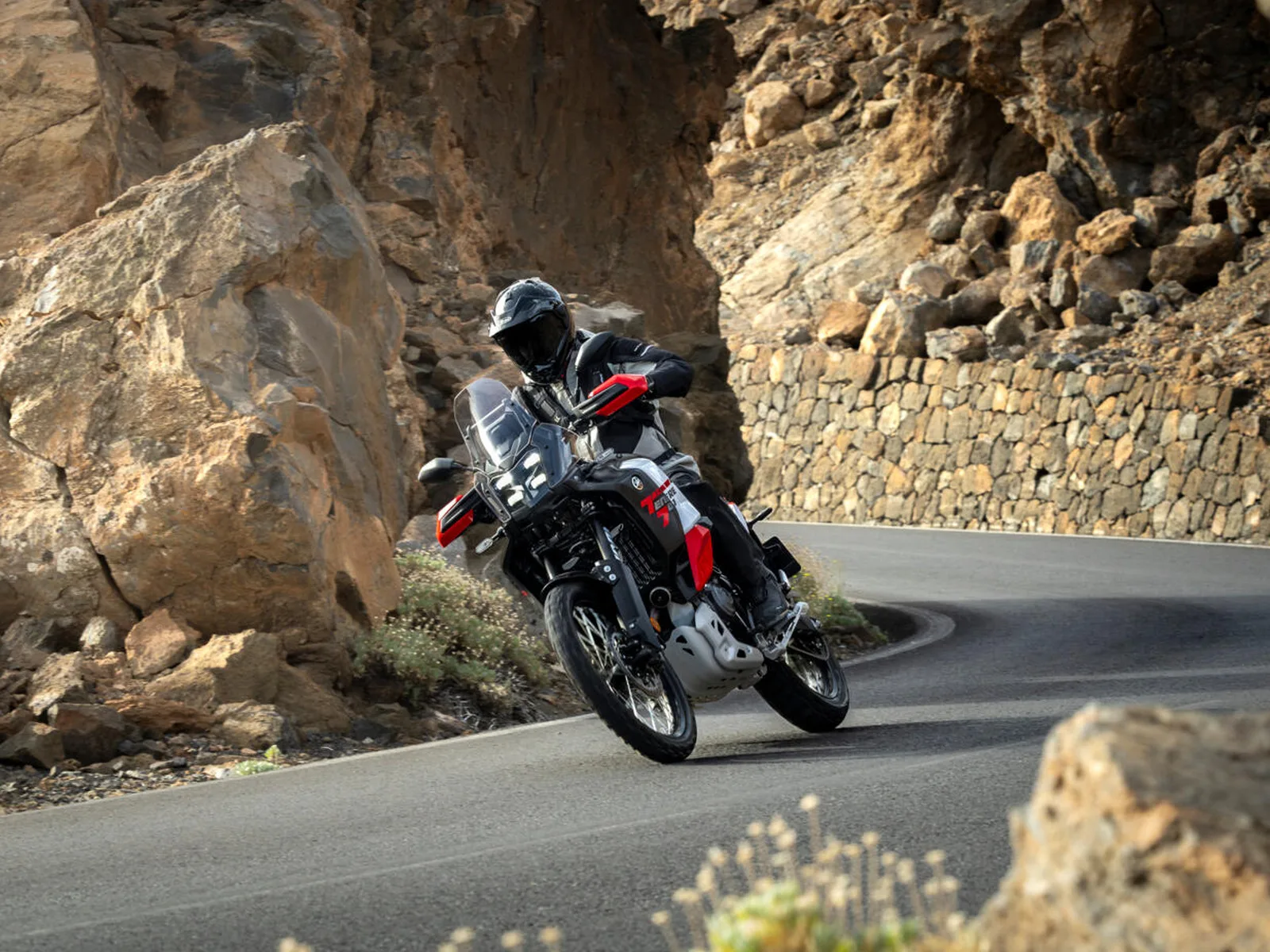 Kufry, Akrapovič czy miękkie sakwy? Yamaha pozwala wybrać charakter