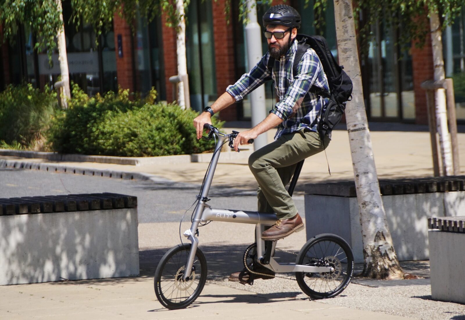 E-bike do pociągu powinien dać się podnieść jedną ręką. FLIT potraktował to poważnie